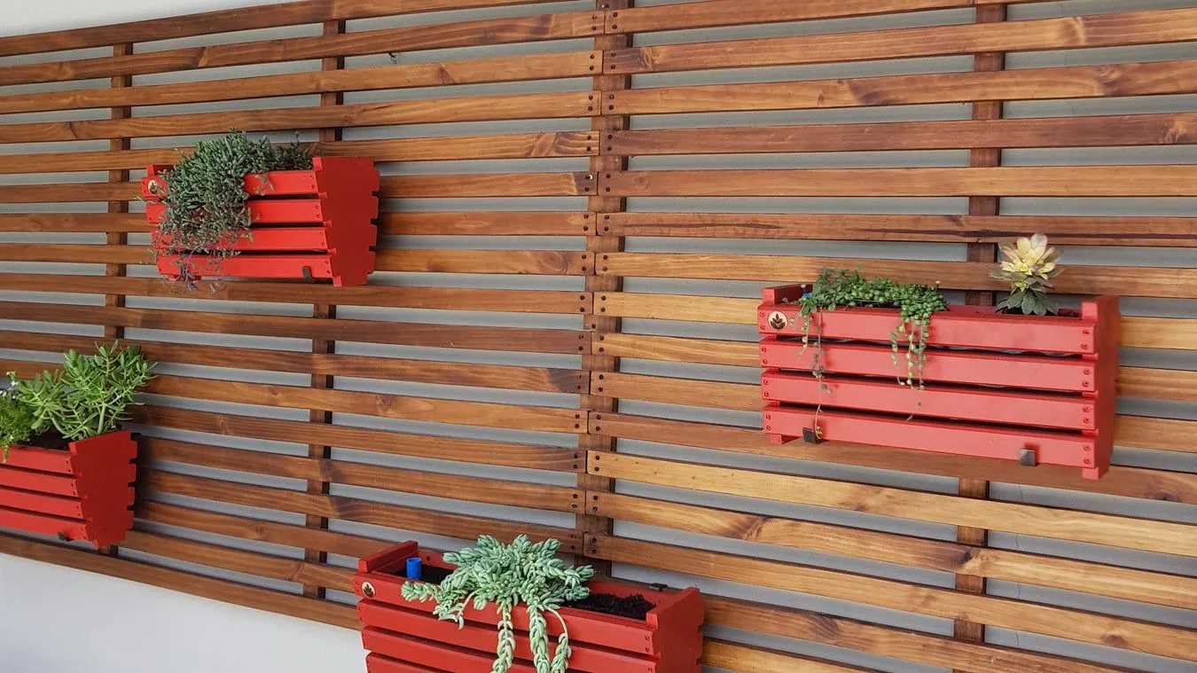 Maceteros de madera y plantas en Arte Cultivos