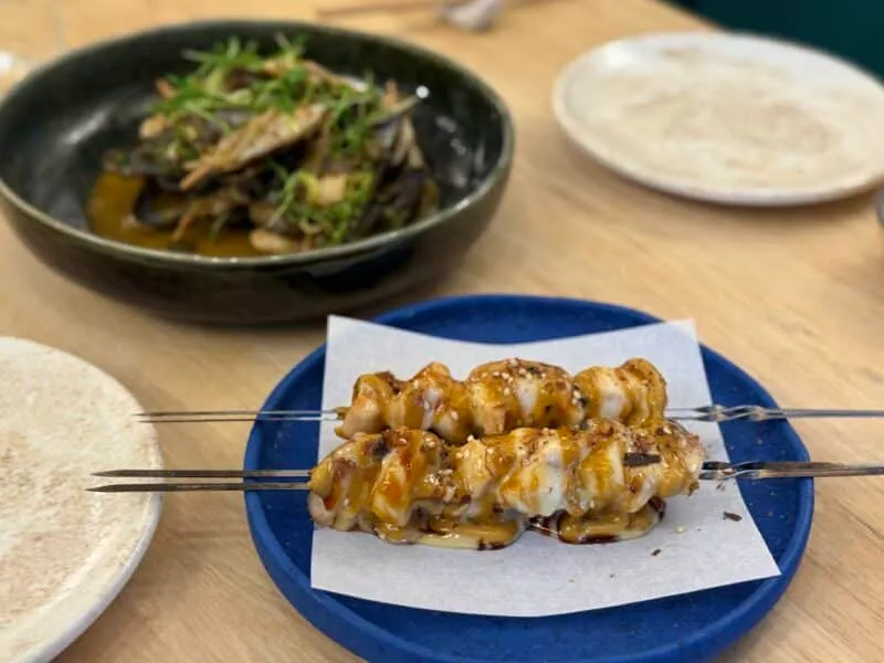 Plato del menú omakase de AMA Nikkei