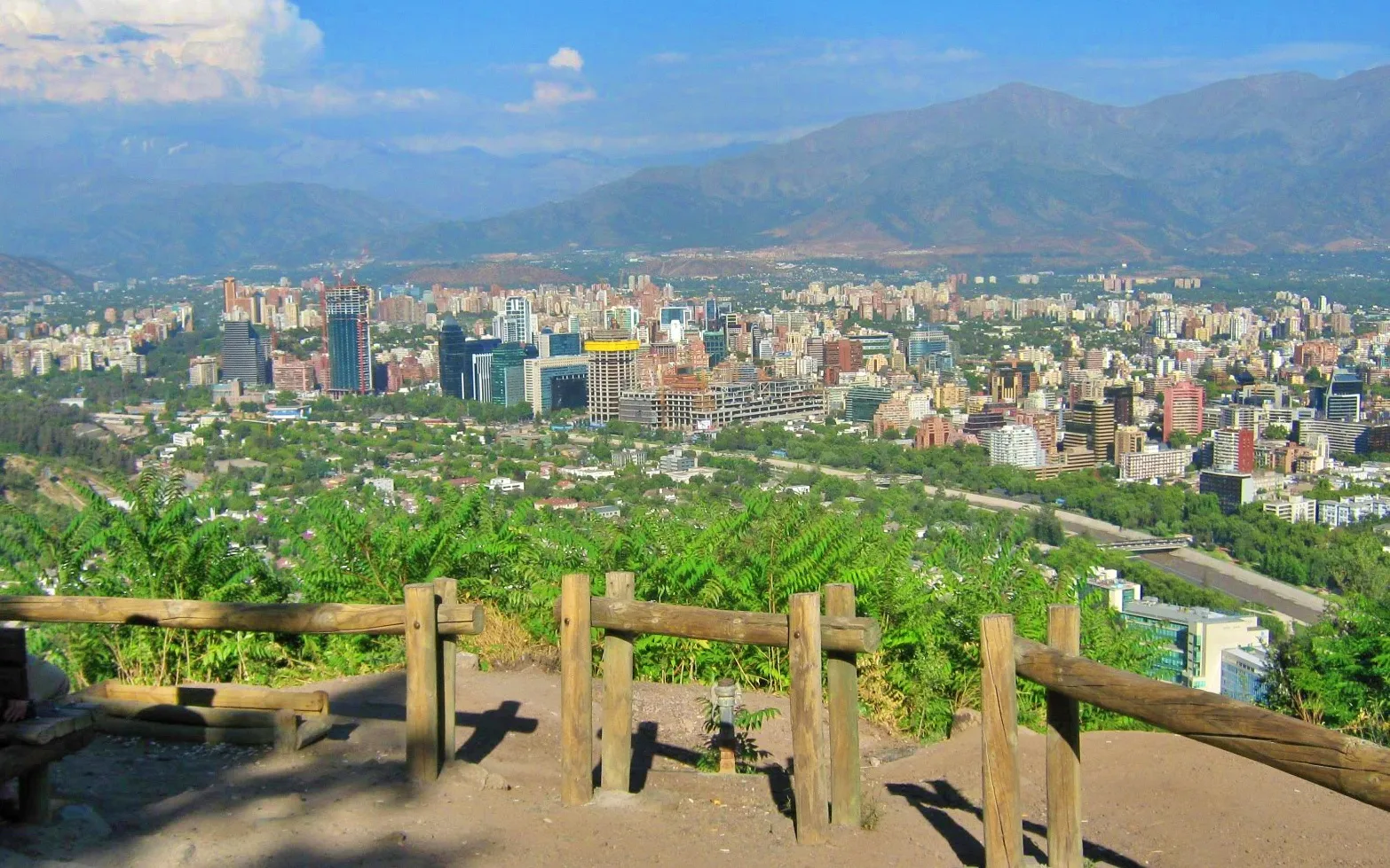 Vista panorámica de Santiago desde el Mirador El Hundimiento en el Cerro San Cristóbal