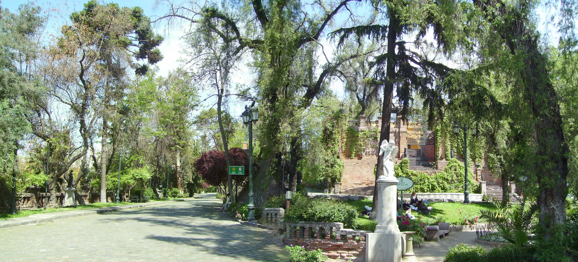 Vista panorámica del Cerro Santa Lucía y su entorno en Santiago de Chile
