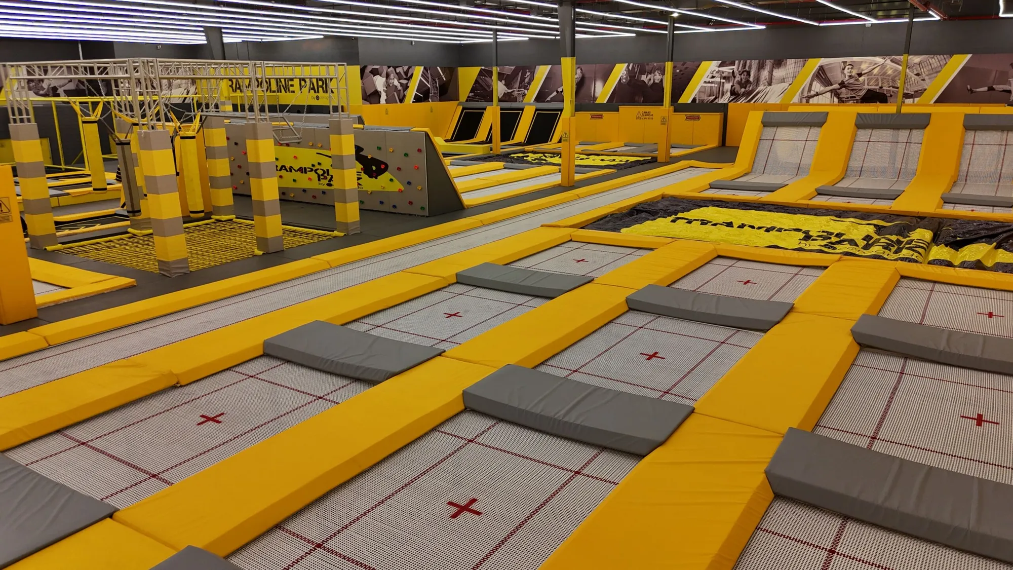 Zonas de salto y camas elásticas de Trampoline Park