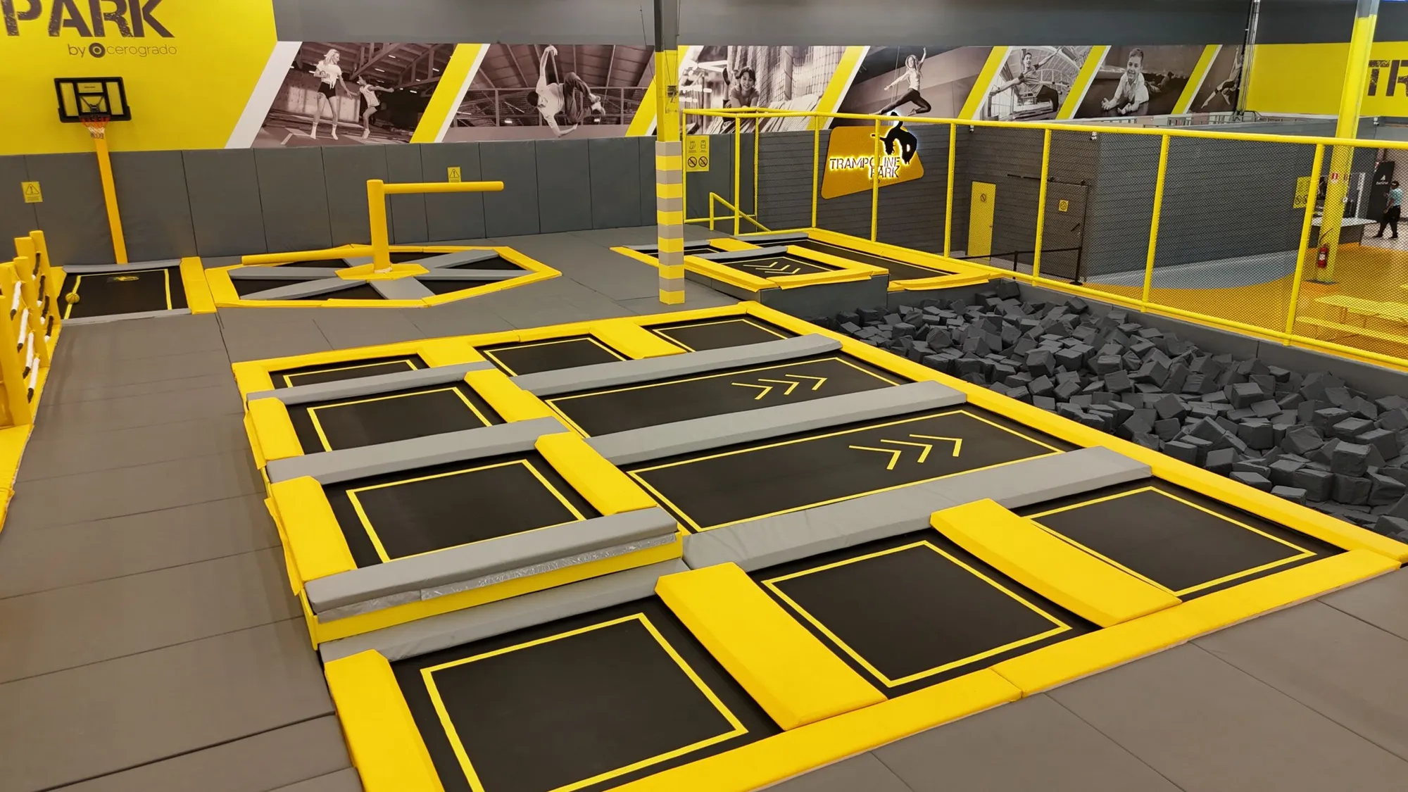Interior de un parque Trampoline Park con áreas de juego