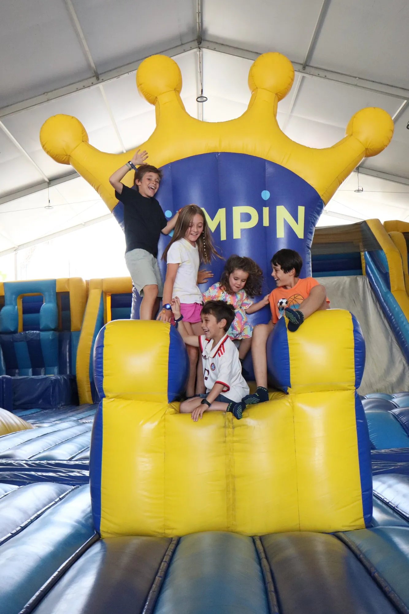 Niños jugando en las instalaciones de JUMPIN
