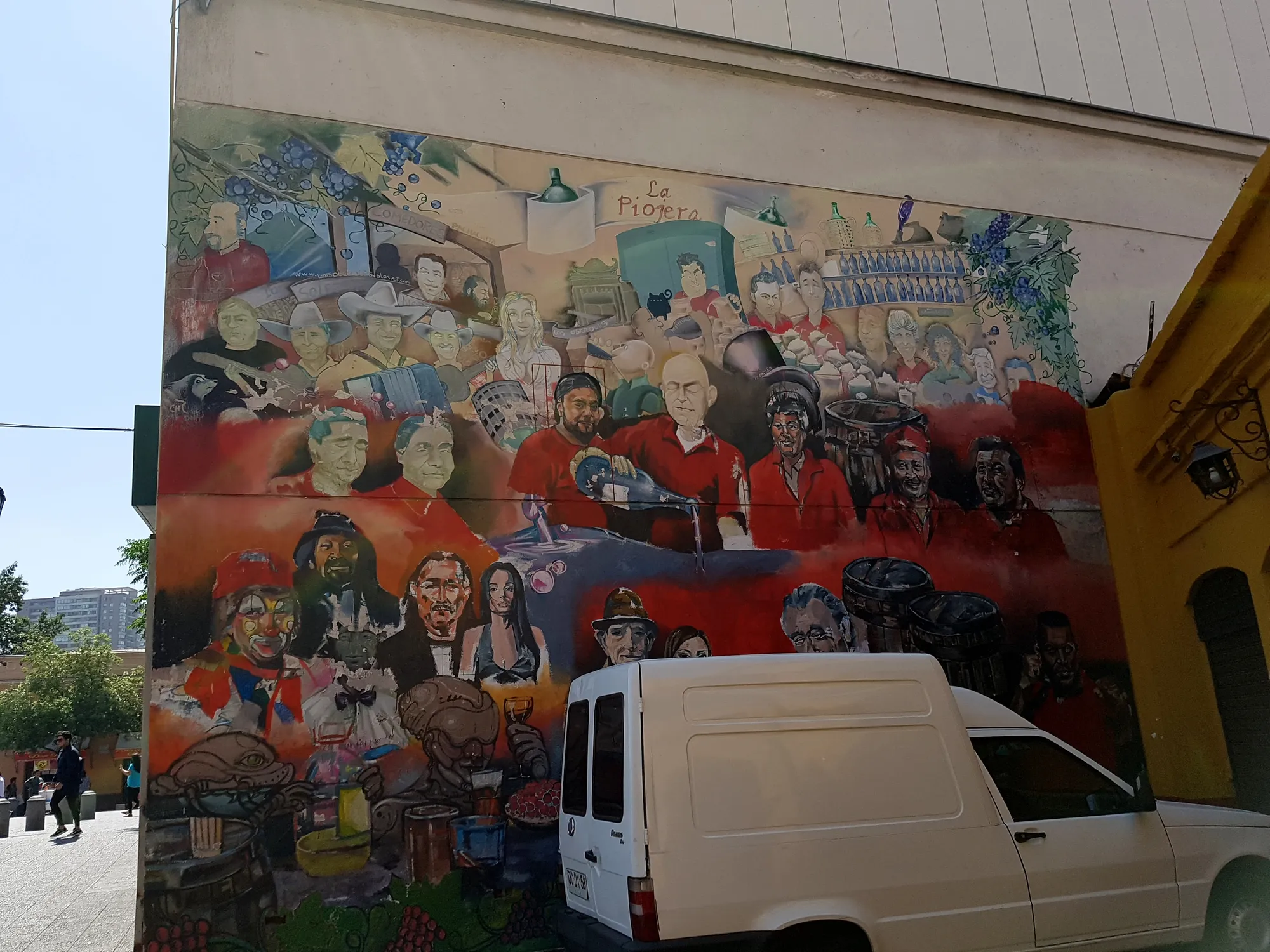 Mural interior de La Piojera con personajes típicos del bar