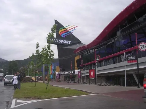 Interior del Mall Sport Las Condes con tiendas deportivas