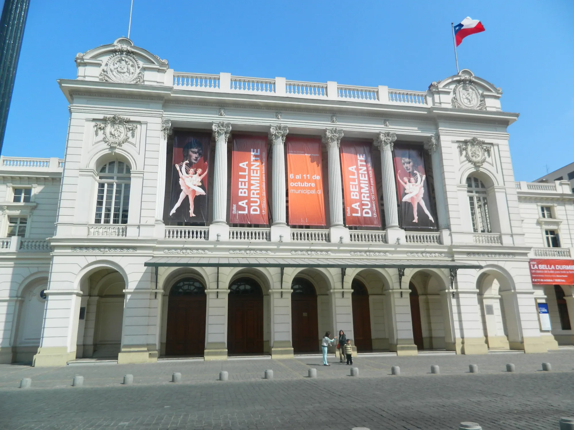 Vista frontal del Teatro Municipal de Santiago