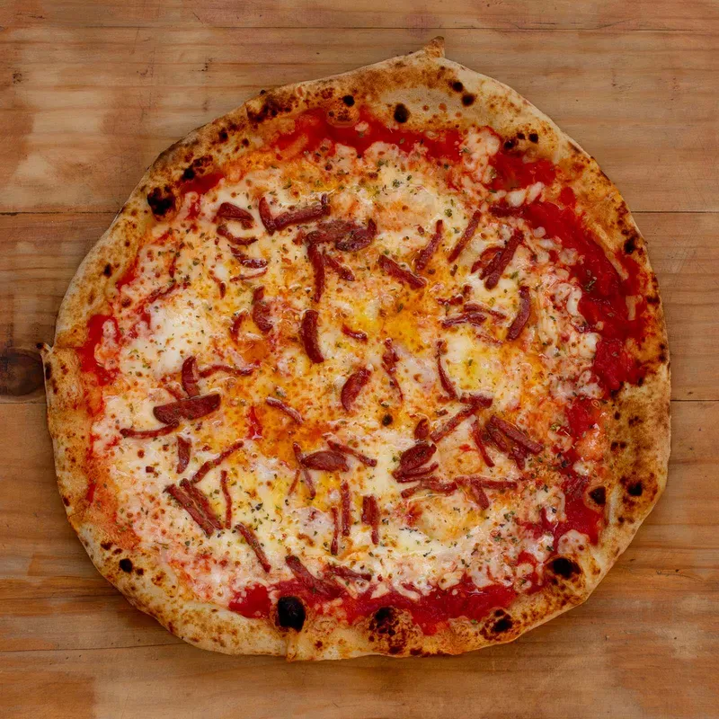 Pizza napolitana de St. Giovanni's recién horneada, con base bien tostada