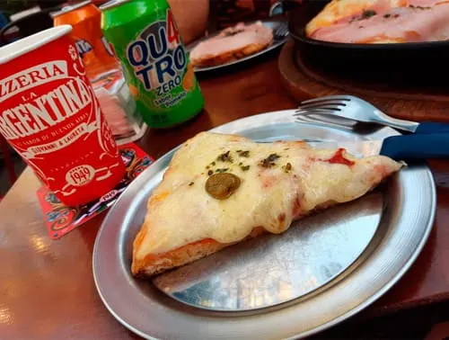Pizza fugazzeta de La Argentina Pizzería
