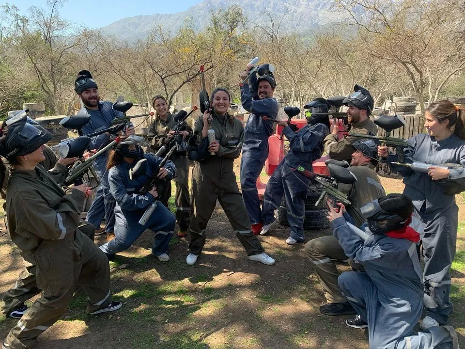 Jugadores de paintball en terreno natural de Force Delta